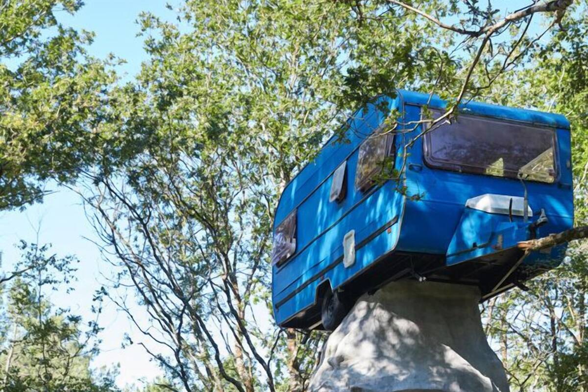 Suspended Caravan | WiFi (free), individually decorated, individually furnished, bed sheets