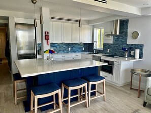 Een koelkast, een microgolfoven, een oven, een kookplaat