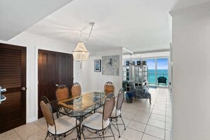 Dining - Sabine 10D - 𝑺𝒆𝒂𝒈𝒍𝒂𝒔𝒔 𝑯𝒂𝒓𝒃𝒐𝒓 (Pensacola Beach)