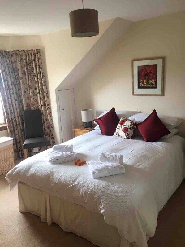 3 makuuhuonetta, silitysrauta/-lauta, ilmainen Wi-Fi, vuodevaatteet