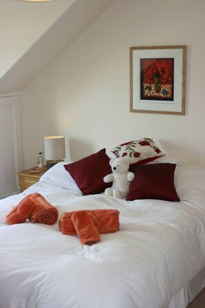 3 bedrooms, iron/ironing board, free WiFi, bed sheets - Luxury Cottage in the heart of St Andrews. (St Andrews)