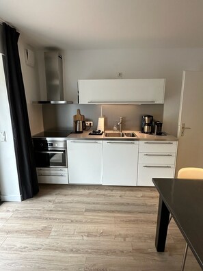 Refrigerador, microondas, horno, placa de cocina