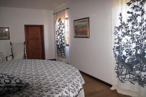 5 bedrooms, iron/ironing board, WiFi
