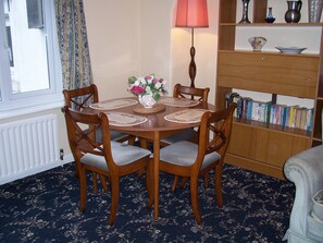 In-room dining - The Tops Self Catering (Leeds)
