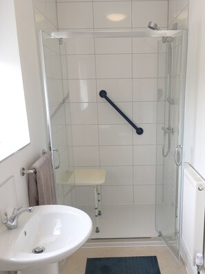 Comfort tweepersoonskamer, 1 tweepersoonsbed, toegankelijk voor mindervaliden, niet-roken | Badkamer met wastafel