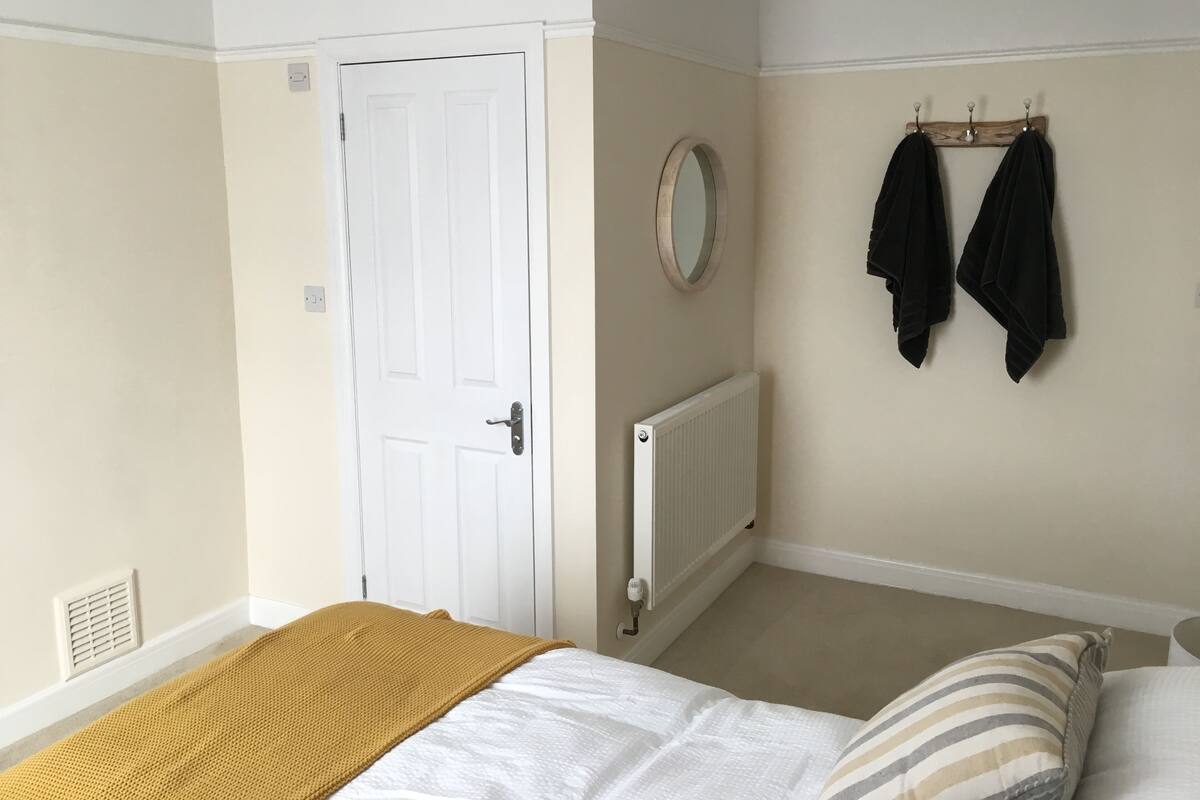 Comfort Double Room, 1 Double Bed, Non Smoking, Ensuite | Individually furnished, desk, iron/ironing board, free WiFi