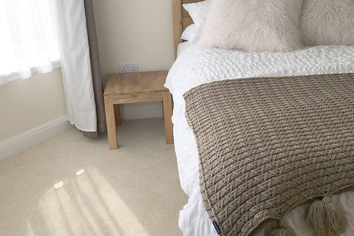 Comfort tweepersoonskamer, 1 tweepersoonsbed, niet-roken, en-suite badkamer | Een bureau, een strijkplank/strijkijzer, gratis wifi