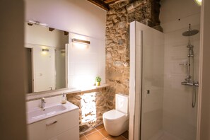 Apartamento Carballo | Baño | Regadera, regadera tipo lluvia, toallas 