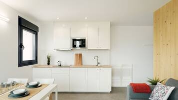Apartamento Cerdeira | Privékeuken | Een koelkast/vriezer, een magnetron, een koffiezetapparaat/waterkoker
