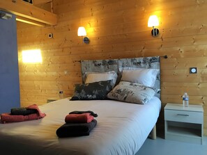 Kamar Double, kamar mandi pribadi | Meja kerja, ruang kerja ramah laptop, dan kedap suara
