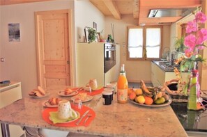 Daily continental breakfast (EUR 8.5 per person)