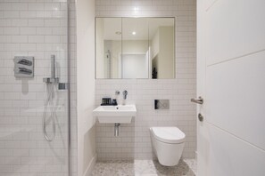 Dusche, Haartrockner, Handtücher, Seife