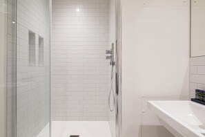 Dusche, Haartrockner, Handtücher, Seife