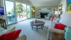Smart TV, fireplace, ping pong