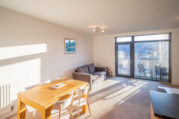 Apartment | Wohnbereich | Fernseher