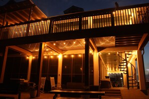 Terrace/patio - Kemah Bay Retreat: Steps to Kemah Boardwalk, Bayfront, 216-ft Pier, Elevator, EV (Kemah)