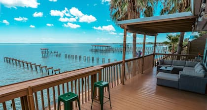 Kemah Dozen Palms Bay Retreat - waterkant w / pier, stappen van Kemah Boardwalk