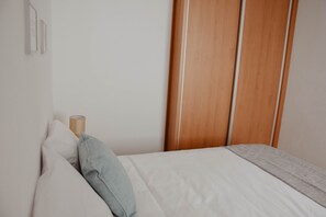 1 bedroom, internet, bed sheets