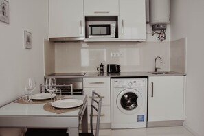 Frigorífico, microondas, horno y placa de cocina