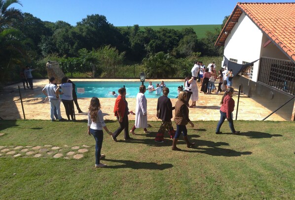 Una piscina al aire libre