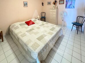 1 dormitorio y tabla de planchar con plancha