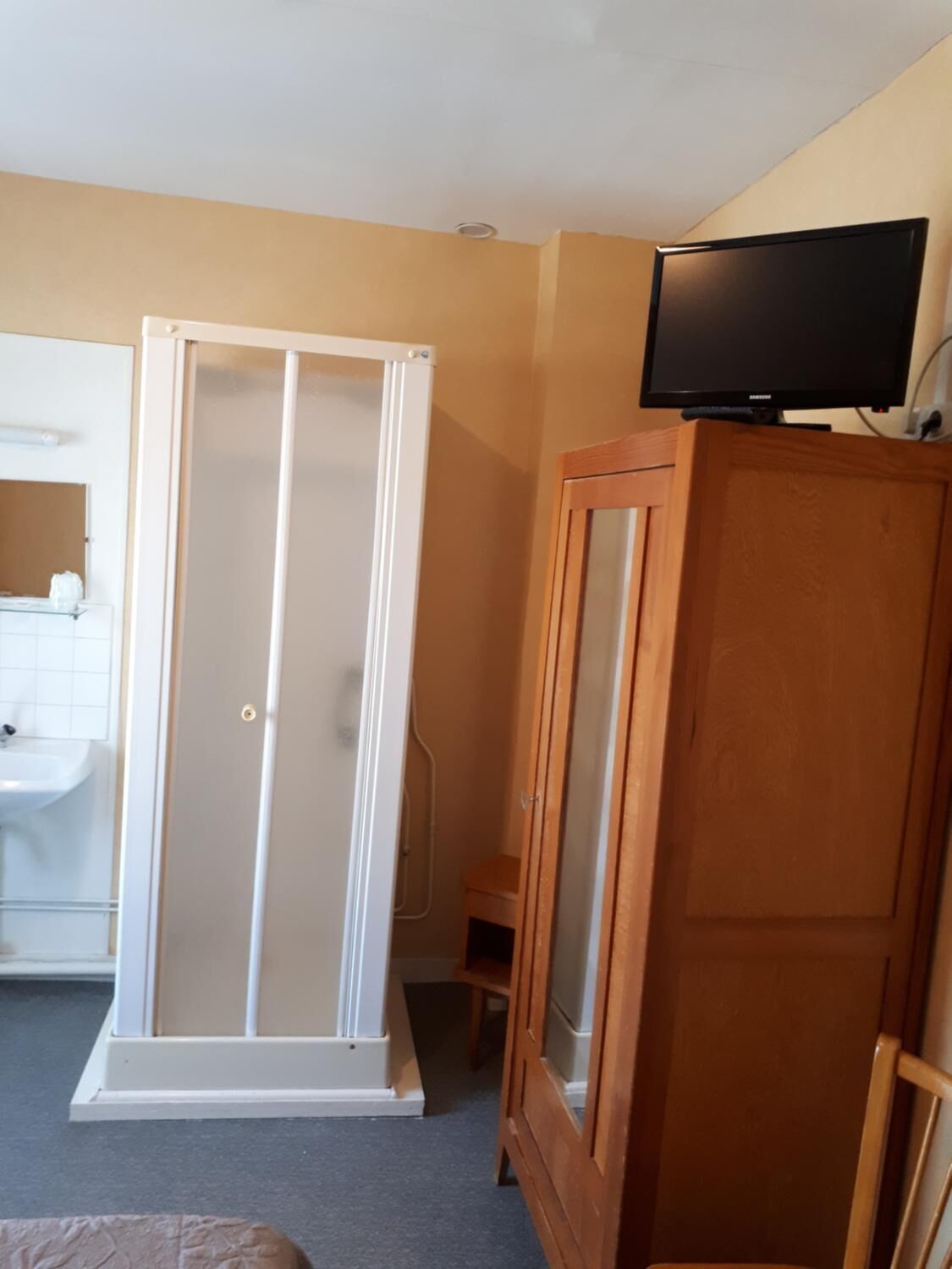 free cots/infant beds, free wifi, bed sheets