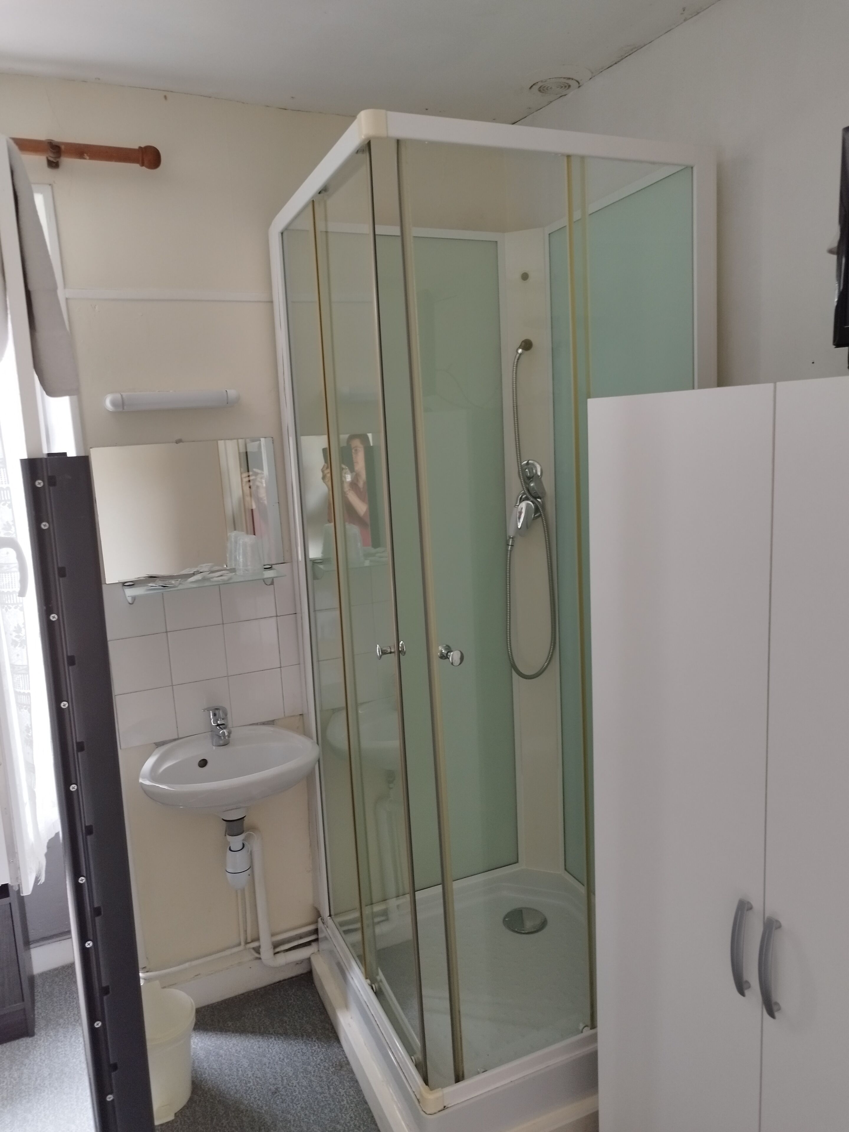 triple room, shared bathroom | bathroom | shower, towels