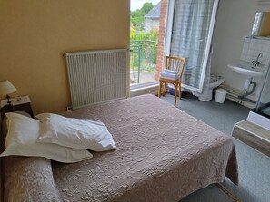 Double Room, Shared Bathroom | Free cribs/infant beds, free WiFi, bed sheets - Le Lithana (Pontorson)