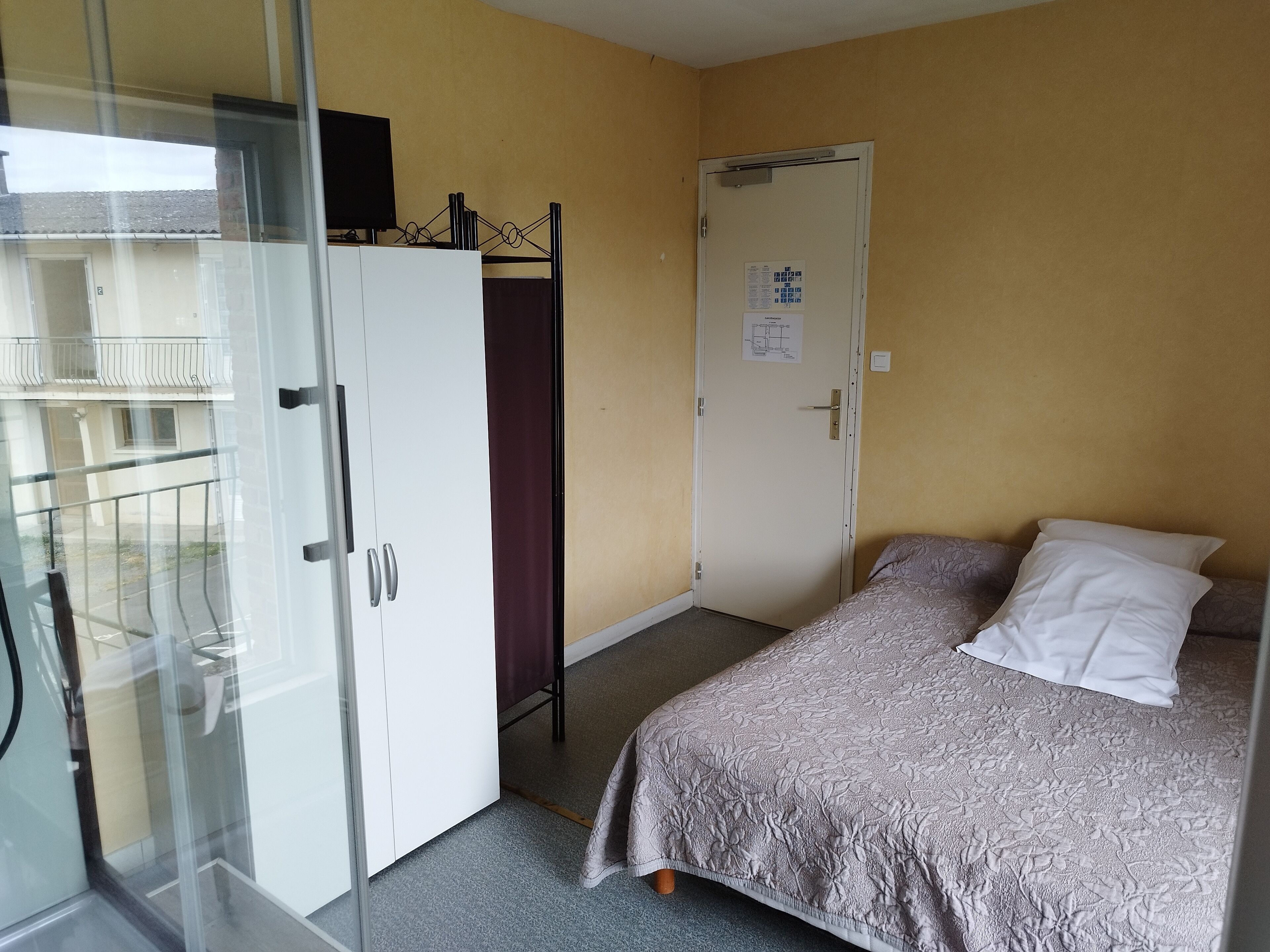 double room, shared bathroom | bathroom | shower, towels