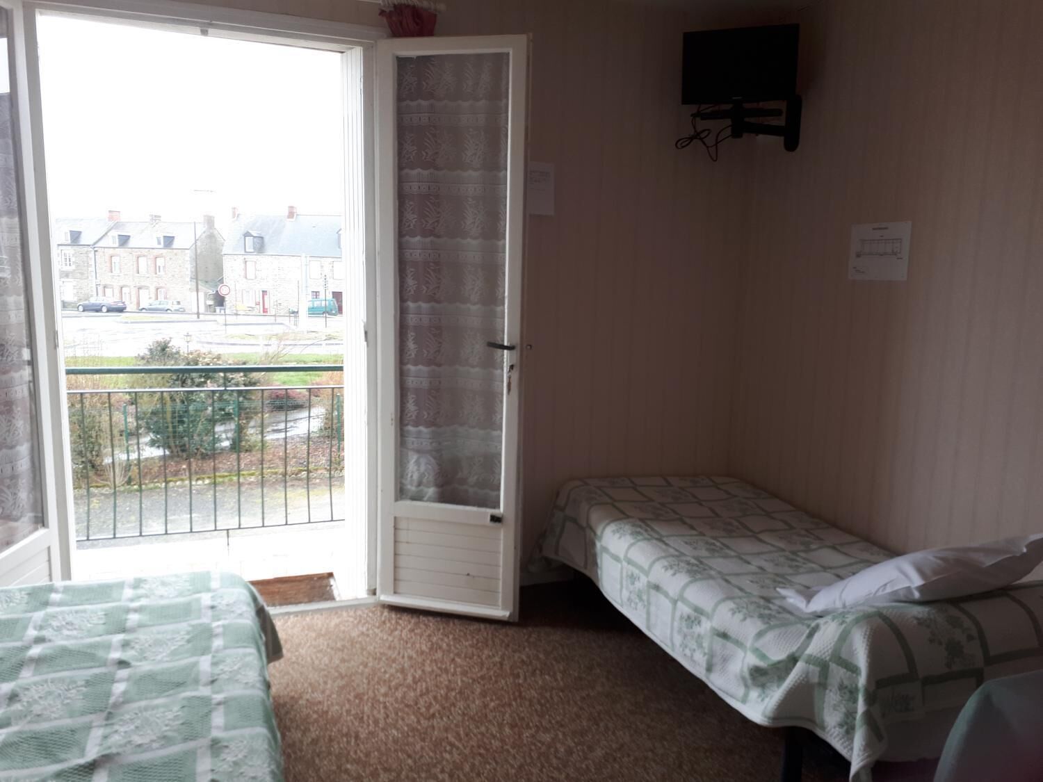 twin room, shared bathroom | free cots/infant beds, free wifi, bed sheets