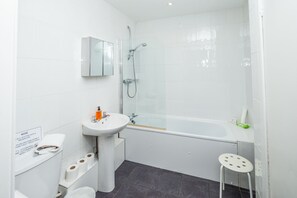 Leilighet | Bad | Badekar, hårføner og håndklær