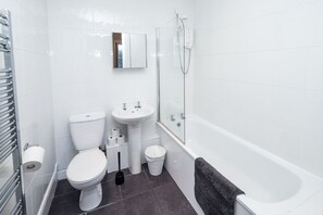Apartment | Bathroom | Bathtub, hair dryer, towels - Fabulous Southside Property (Edinburgh)