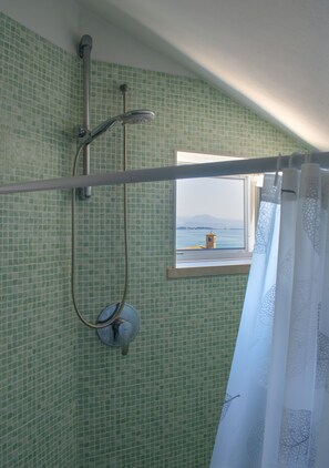 Douche, sèche-cheveux, bidet, serviettes fournies