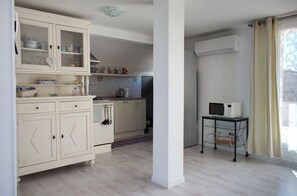 Refrigerador, microondas, horno y parrilla de estufa
