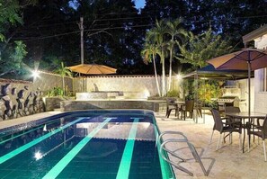 Piscina externa, guarda-sóis, espreguiçadeiras