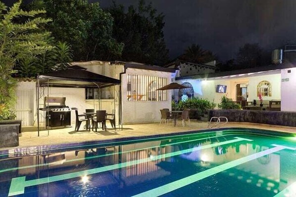 Piscina externa, guarda-sóis, espreguiçadeiras