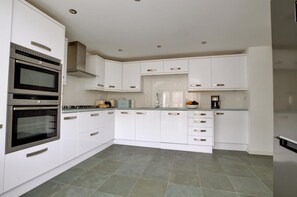 Micro-ondas, fogão, lava-louças, cadeirão de bebê