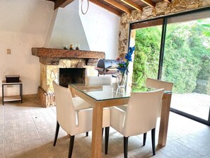 Casa superluxo | Opções para refeição no quarto