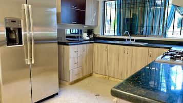 Full-sized fridge, microwave, oven, stovetop
