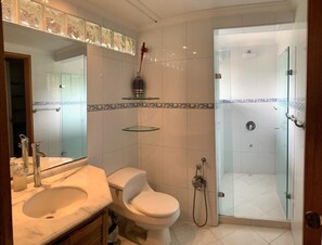 Casa de lujo | Baño | Regadera, regadera tipo lluvia, amenidades de baño gratuitas, toallas 