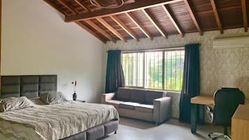 Luxury House | 3 bedrooms, free WiFi, bed sheets