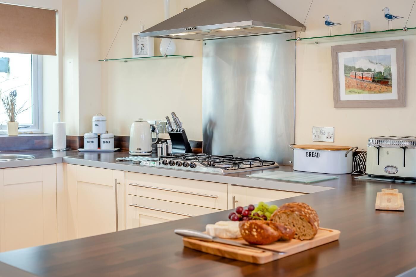 Microondas, horno, lavavajillas, silla alta para bebés