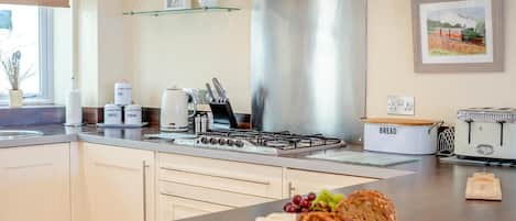 Microondas, horno, lavavajillas, silla alta para bebés