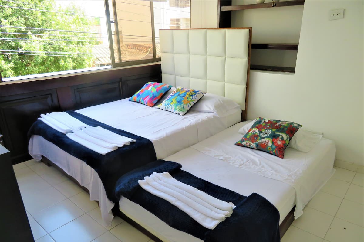 Cortinas blackout, wifi gratis y ropa de cama