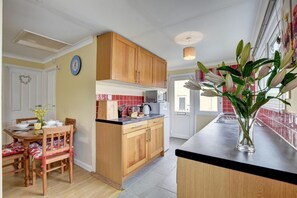 ثلاجة، ميكروويف، فرن، محمصة خبز