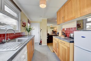 ثلاجة، ميكروويف، فرن، محمصة خبز