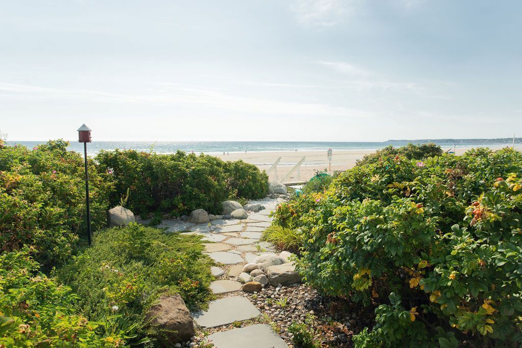 På stranden och solstolar