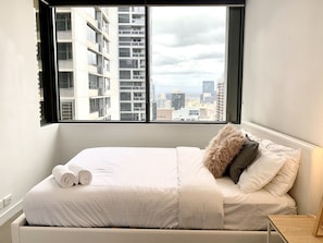 1 quarto, escrivaninha, ferros/tábuas de passar roupa, berço de viagem