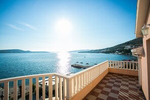 Property grounds - Sea view apt for 4, on the beach, Seget Donji (Seget Donji)