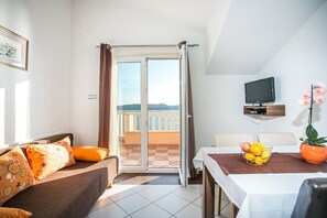 تلفزيون بشاشة مسطحة